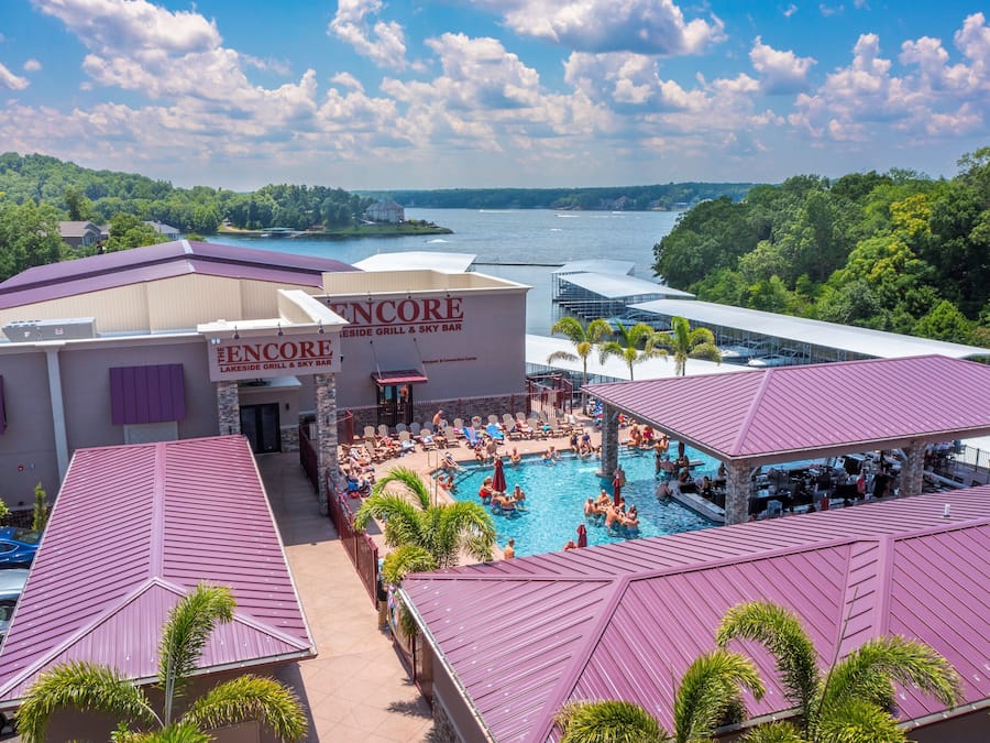 2 restaurants, lunch served