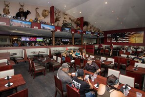 2 Restaurants; Mittagessen und Abendessen werden serviert