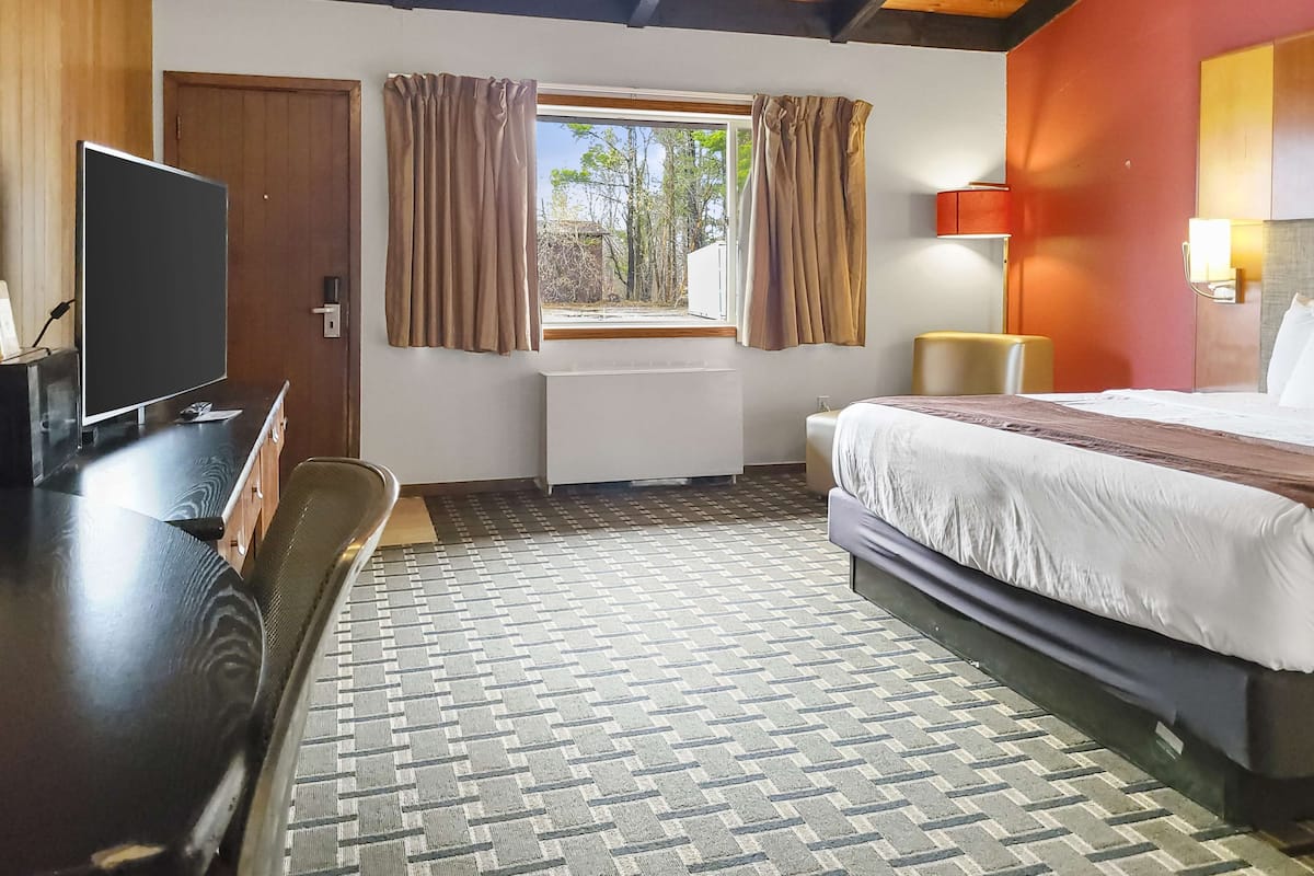 1 Deluxe King | 1 bedroom, laptop workspace, free WiFi, bed sheets