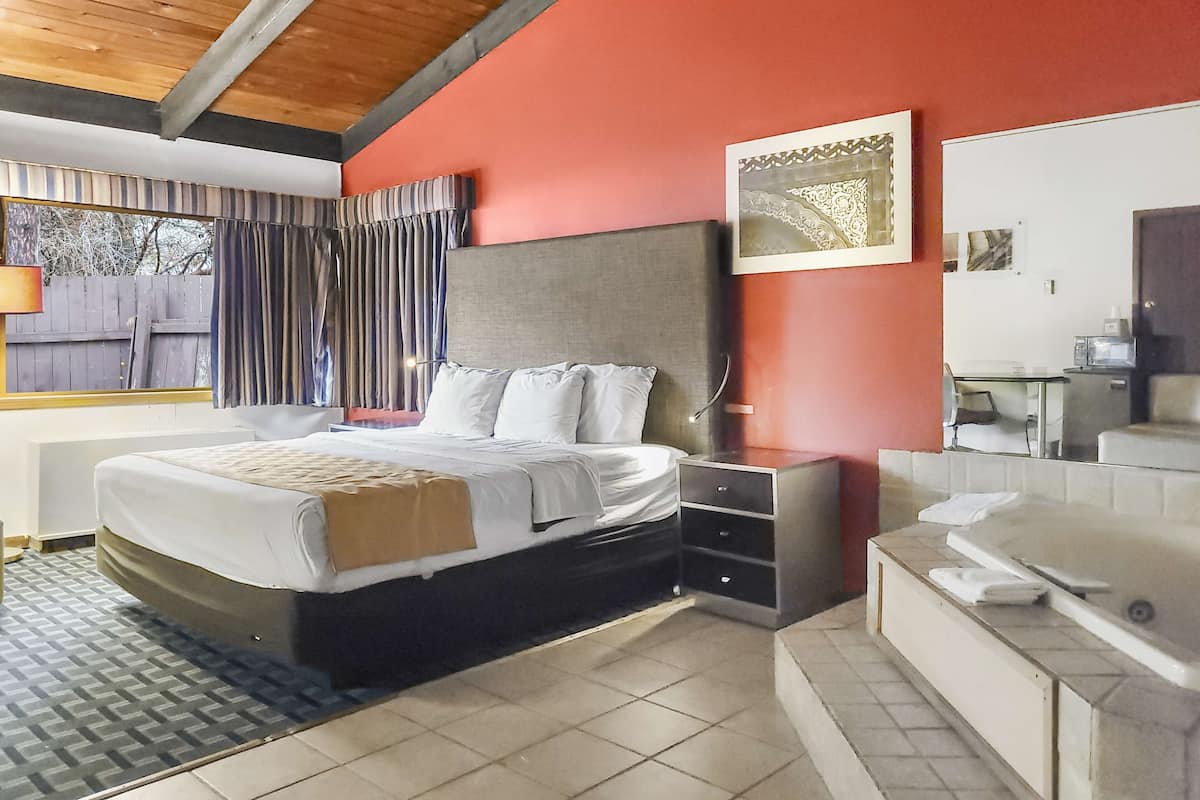 1 Deluxe King Jetted Tub | 1 bedroom, laptop workspace, free WiFi, bed sheets