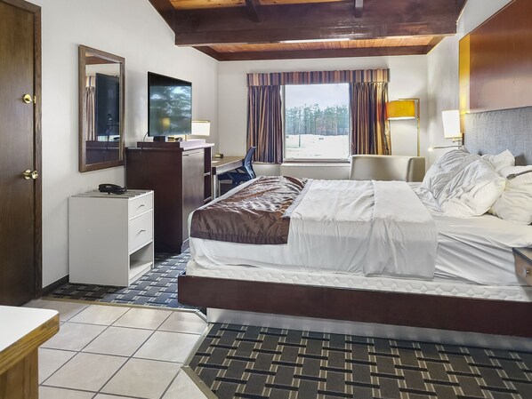 1 Deluxe King Kitchenette | Laptop workspace, free WiFi, bed sheets, alarm clocks