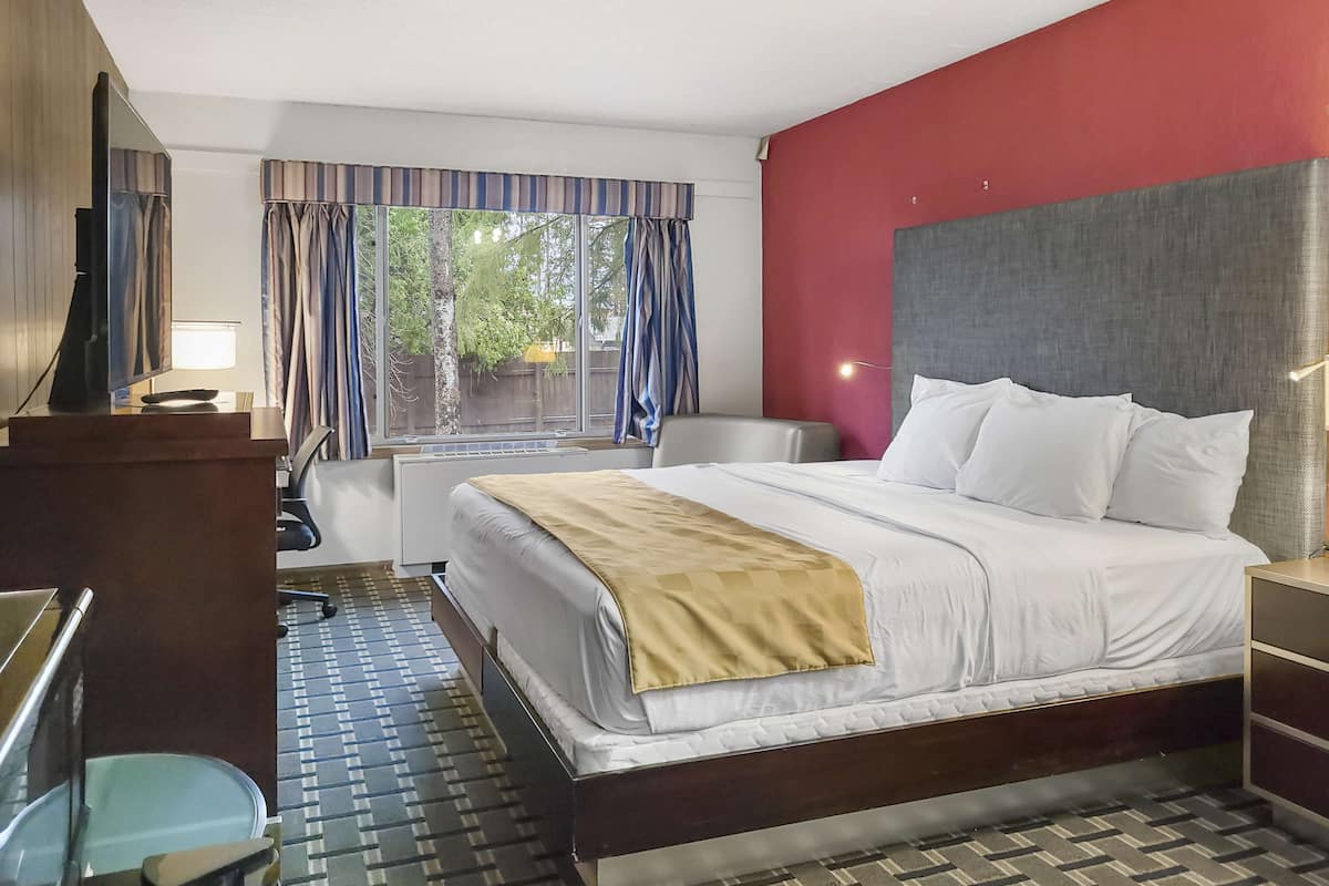 1 King | 1 bedroom, laptop workspace, free WiFi, bed sheets