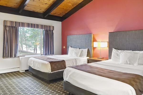 2 Queens High Ceiling | Laptop workspace, WiFi (free), alarm clocks, bed sheets