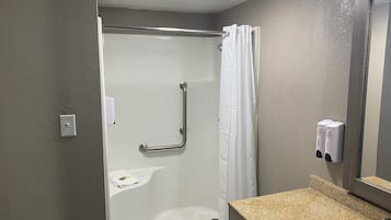 غرفة ديلوكس - تجهيزات لذوي الاحتياجات الخاصة - لغير المدخنين (Roll-in Shower) | حمام | مستلزمات مجانية للعناية الشخصية، مجففات شعر، مناشف