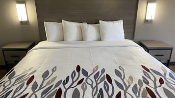 Escritorio, cortinas blackout y tabla de planchar con plancha