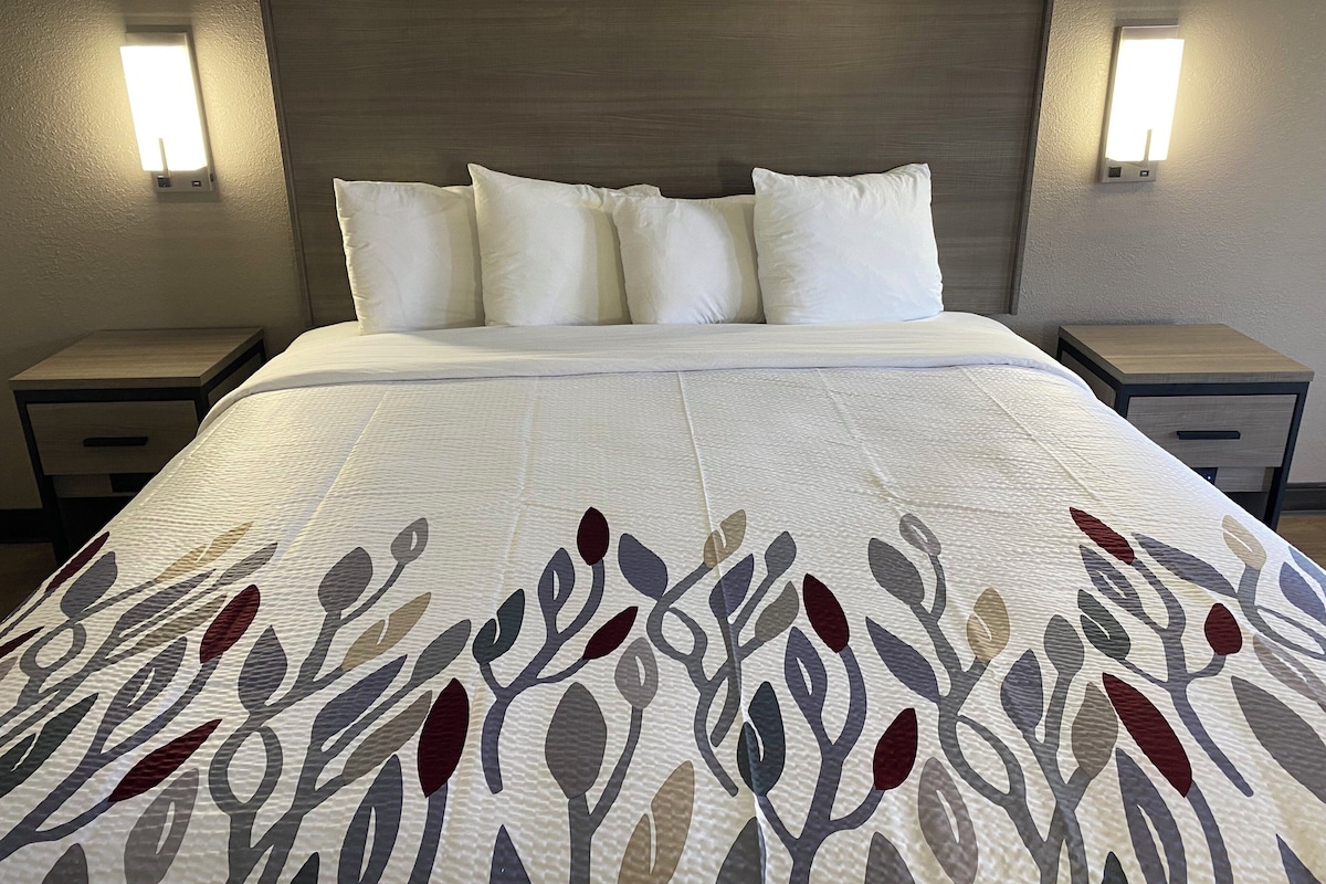 Escritorio, cortinas blackout y tabla de planchar con plancha 