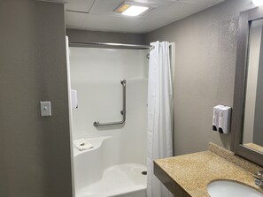 Chambre Deluxe, accessible aux personnes à mobilité réduite, non-fumeur (Roll-in Shower) | Salle de bain