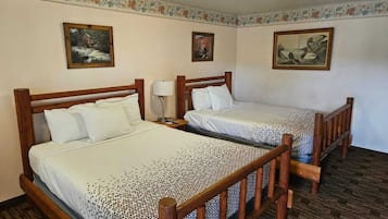 Quarto standard, 2 camas Queen | Wi-Fi de cortesia, roupa de cama