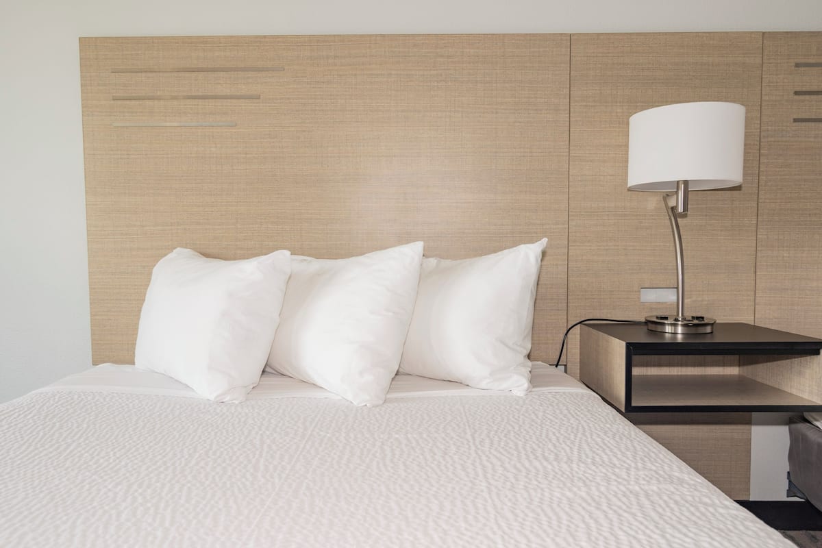 Standard Room, 1 Queen Bed | WiFi (free), bed sheets