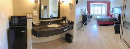 Standard Room, 1 King Bed | 1 bedroom, desk, laptop workspace, blackout drapes