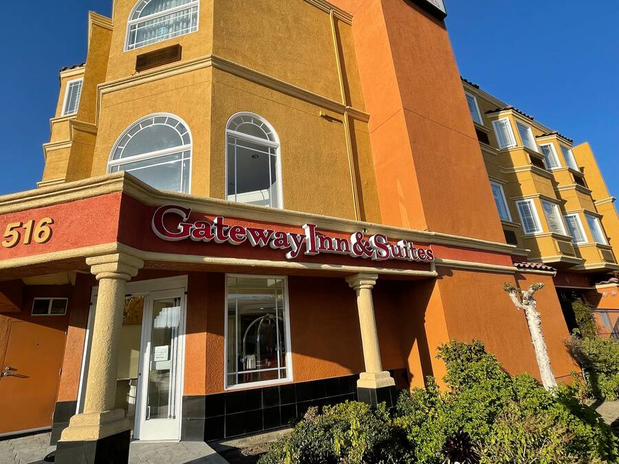 Un edificio con un letrero que dice "Gateway Inn & Suites" y el número de dirección "516".