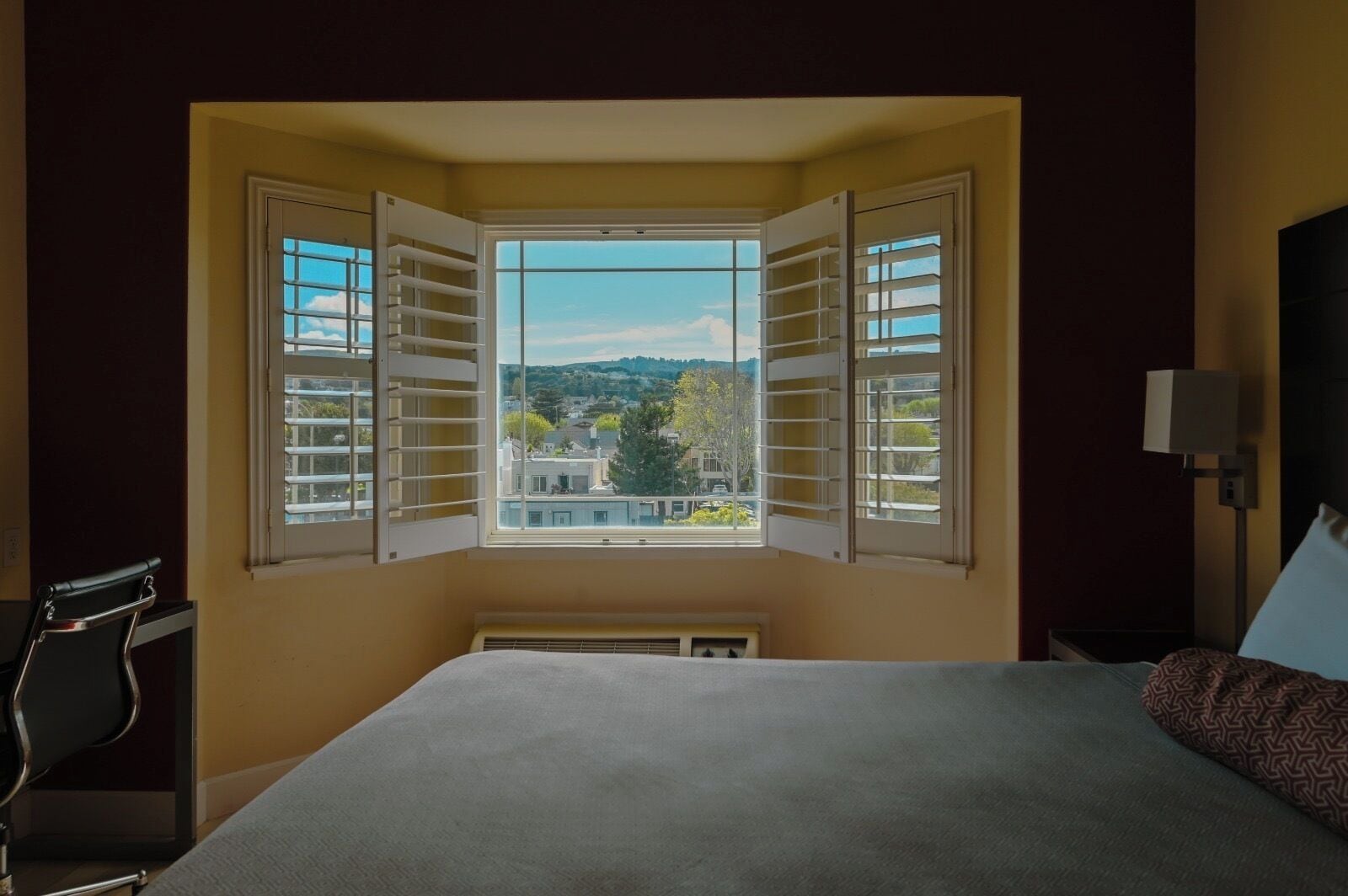 标准房, 1 张特大床 | 办公桌、笔记本电脑工作区、遮光窗帘、熨斗/熨板