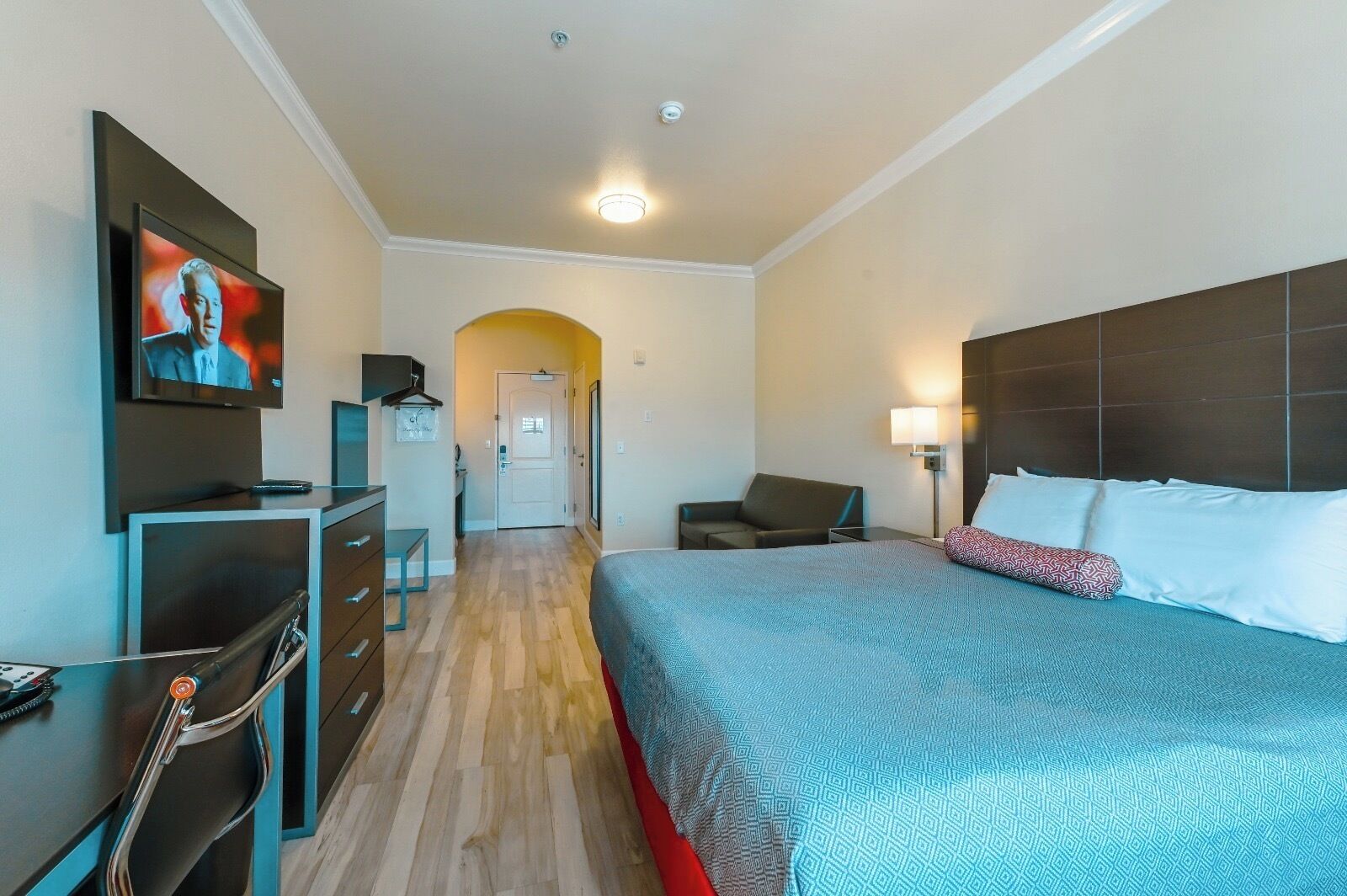 Deluxe Suite, 1 King Bed with Sofa bed | Desk, laptop workspace, blackout drapes, iron/ironing board