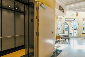 Elevator - Gateway Inn & Suites San Francisco SFO Airport (San Bruno)