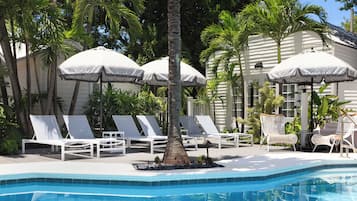 Alberca al aire libre, acceso de 08:00 a 22:00, y camastros