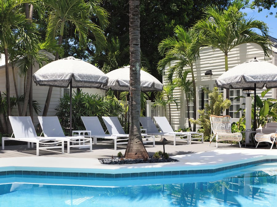 Piscina externa, funciona das 8h às 22h, espreguiçadeiras