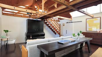Suite (Hemingway) | Private kitchen | Eco-friendly cleaning products, paper towels