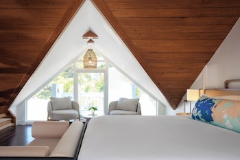 Hemingway King Suite | Premium bedding, in-room safe, individually furnished at Lighthouse Hotel - Key West Historic Inns