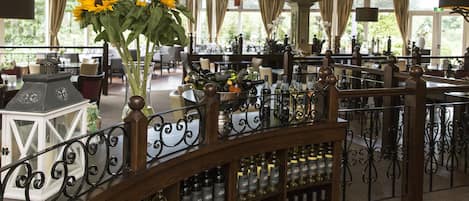 Breakfast, lunch and dinner served