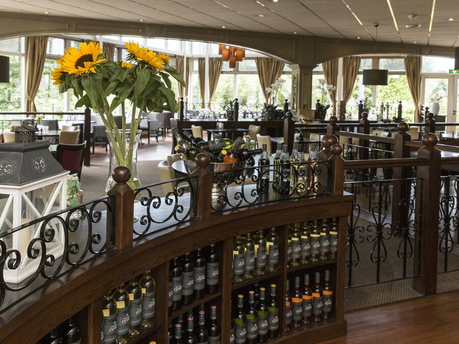 供应早餐、午餐和晚餐