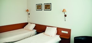 Zimmersafe, Schreibtisch, Verdunkelungsvorhänge, Bügeleisen/Bügelbrett