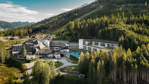 A resort with a central building, multiple guest rooms, and a swimming pool. - Falkensteiner Club Funimation Katschberg (Rennweg am Katschberg)