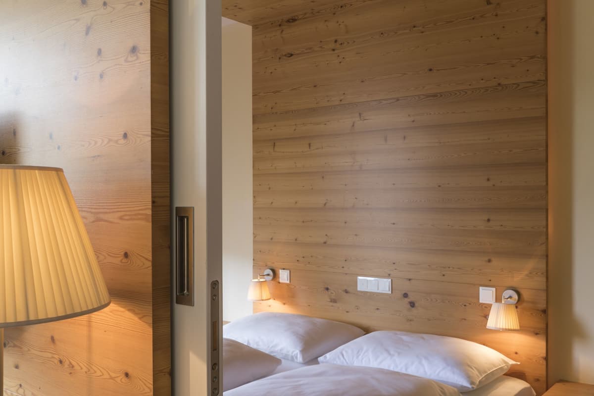 in-room safe, free wifi, bed sheets