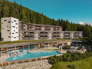 Indoor pool, outdoor pool, pool umbrellas, pool loungers - Falkensteiner Club Funimation Katschberg (Rennweg am Katschberg)