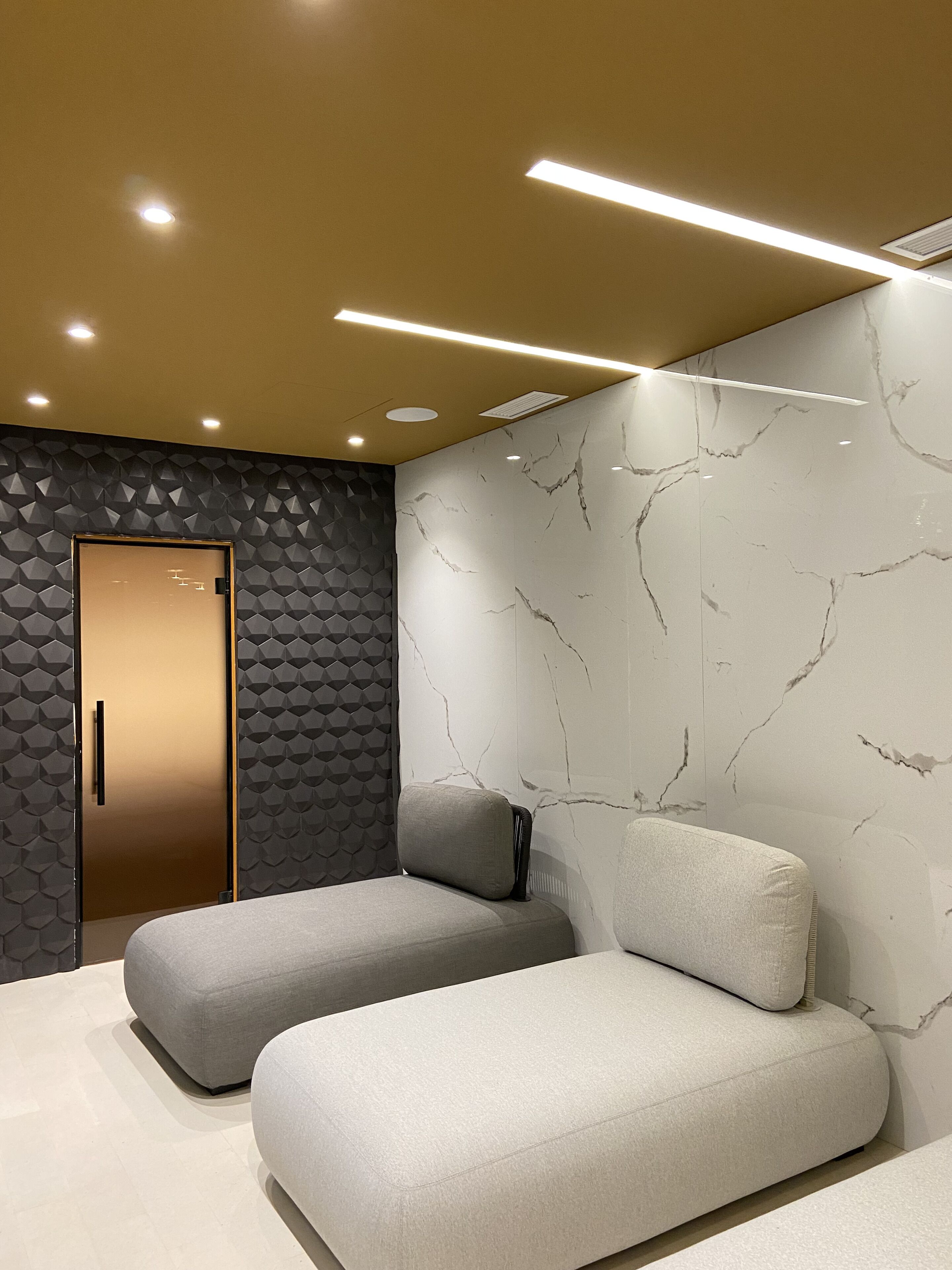 sauna, steam room, hot springs/mineral springs, thai massages, massages