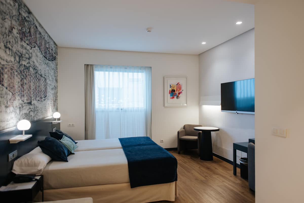 Minibar, caja de seguridad en la habitación y escritorio 