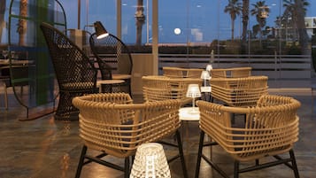 Serviço de café da manhã, almoço, jantar; vistas para a praia