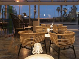 Der serveres morgenmad, frokost og aftensmad med havudsigt 