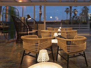 Petit déjeuner, déjeuner et dîner servis sur place, vue sur la plage