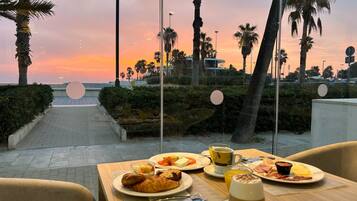 Tägliches Frühstücksbuffet (22 EUR pro Person)