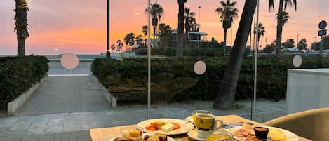 Petit déjeuner buffet (22 EUR par personne)