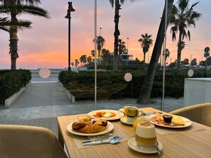 Frukostbuffé varje dag (EUR 22 per person)