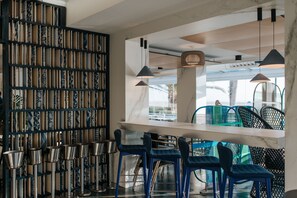 Bar (on property) - Hotel Neptuno Playa & Spa (Valencia)