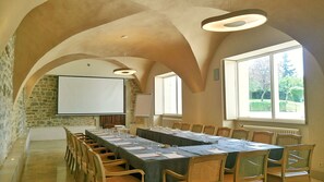A conference room with a long table, chairs, a whiteboard, and a projector screen. - Château Sainte Sabine (Sainte-Sabine)