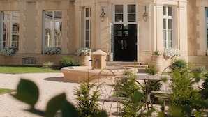 A historic building with a symmetrical facade, large windows, and a central entrance. - Château Sainte Sabine (Sainte-Sabine)