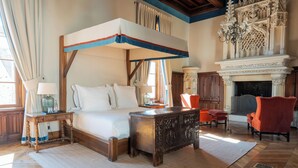A four-poster bed with a wooden headboard, a fireplace, and a chandelier. - Château Sainte Sabine (Sainte-Sabine)