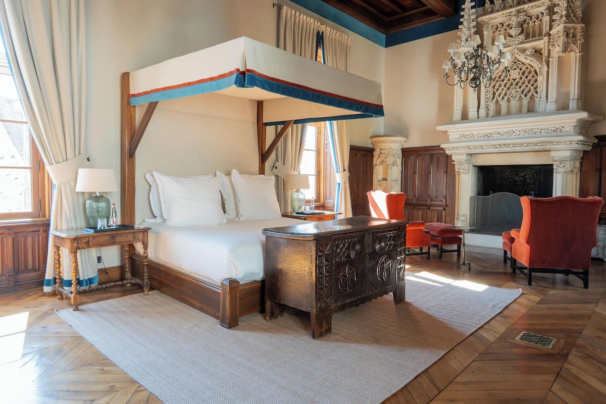 Room (Salle des Gardes) | Minibar, in-room safe, desk, free WiFi