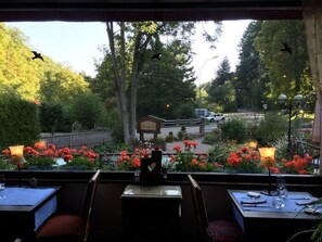 Breakfast, lunch and dinner served - Le Saint Barnabé Hôtel & SPA (Buhl)