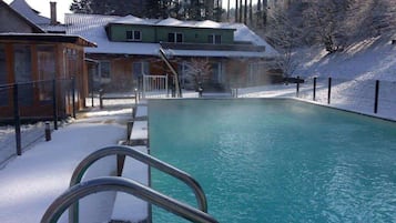 Kolam renang outdoor musiman