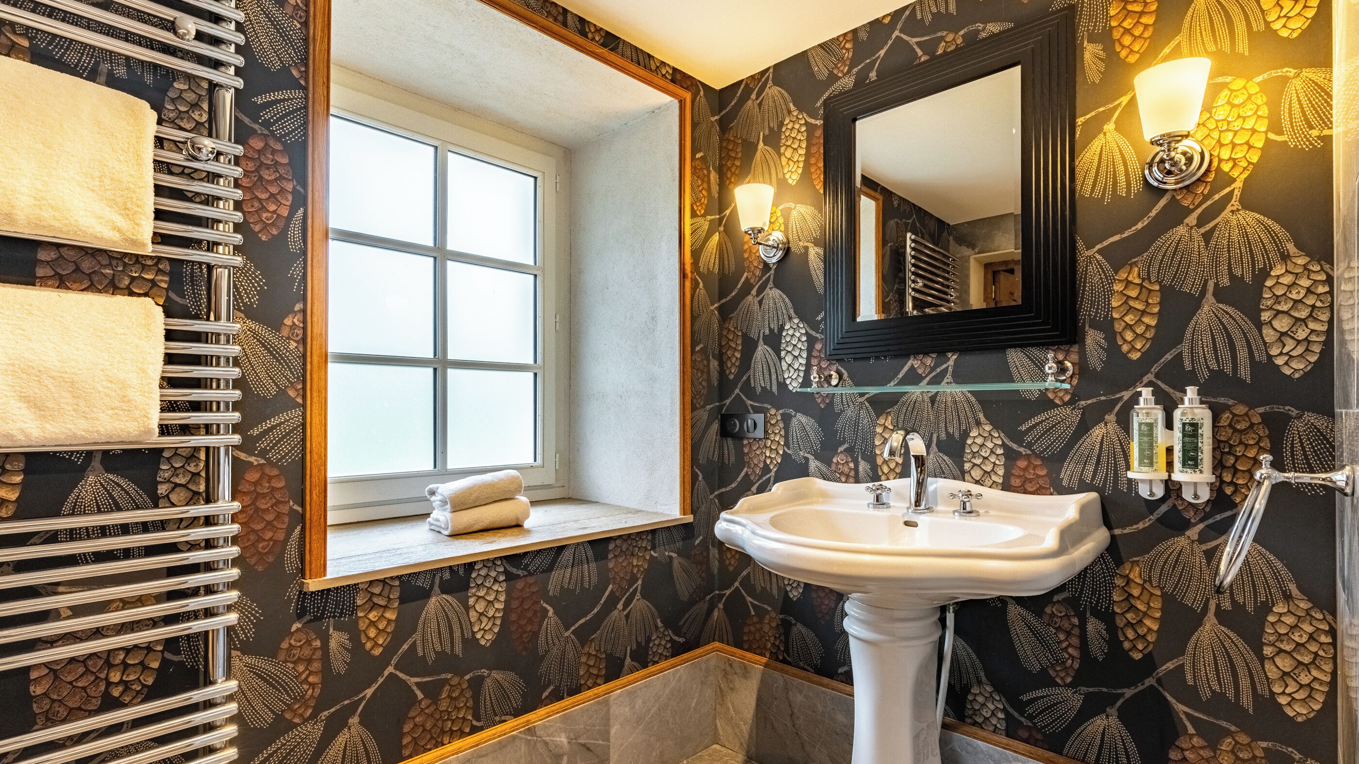 Deluxe Double Room | Bathroom | Shower, free toiletries, hair dryer, towels