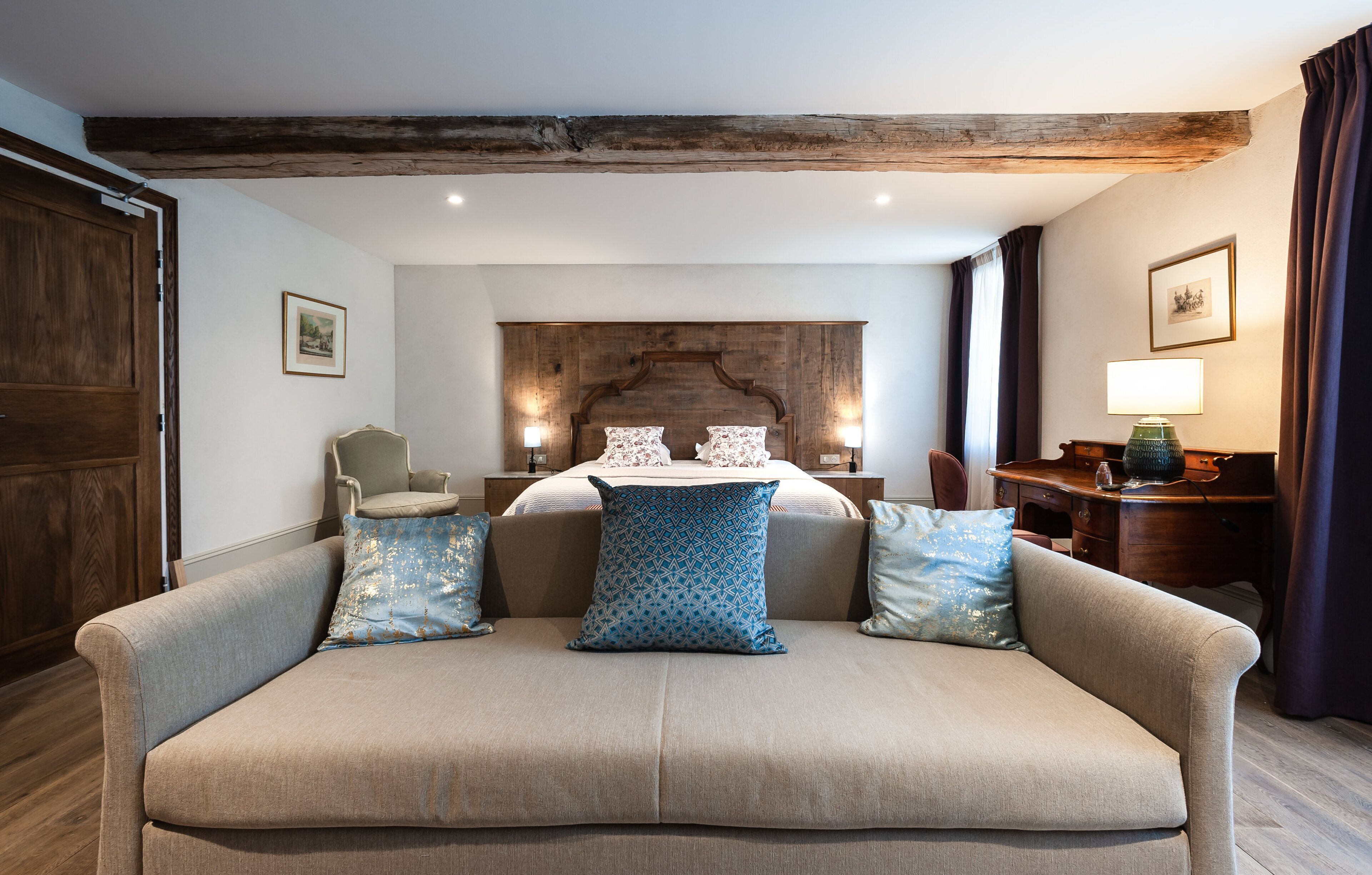 Blackout drapes, free WiFi, bed sheets