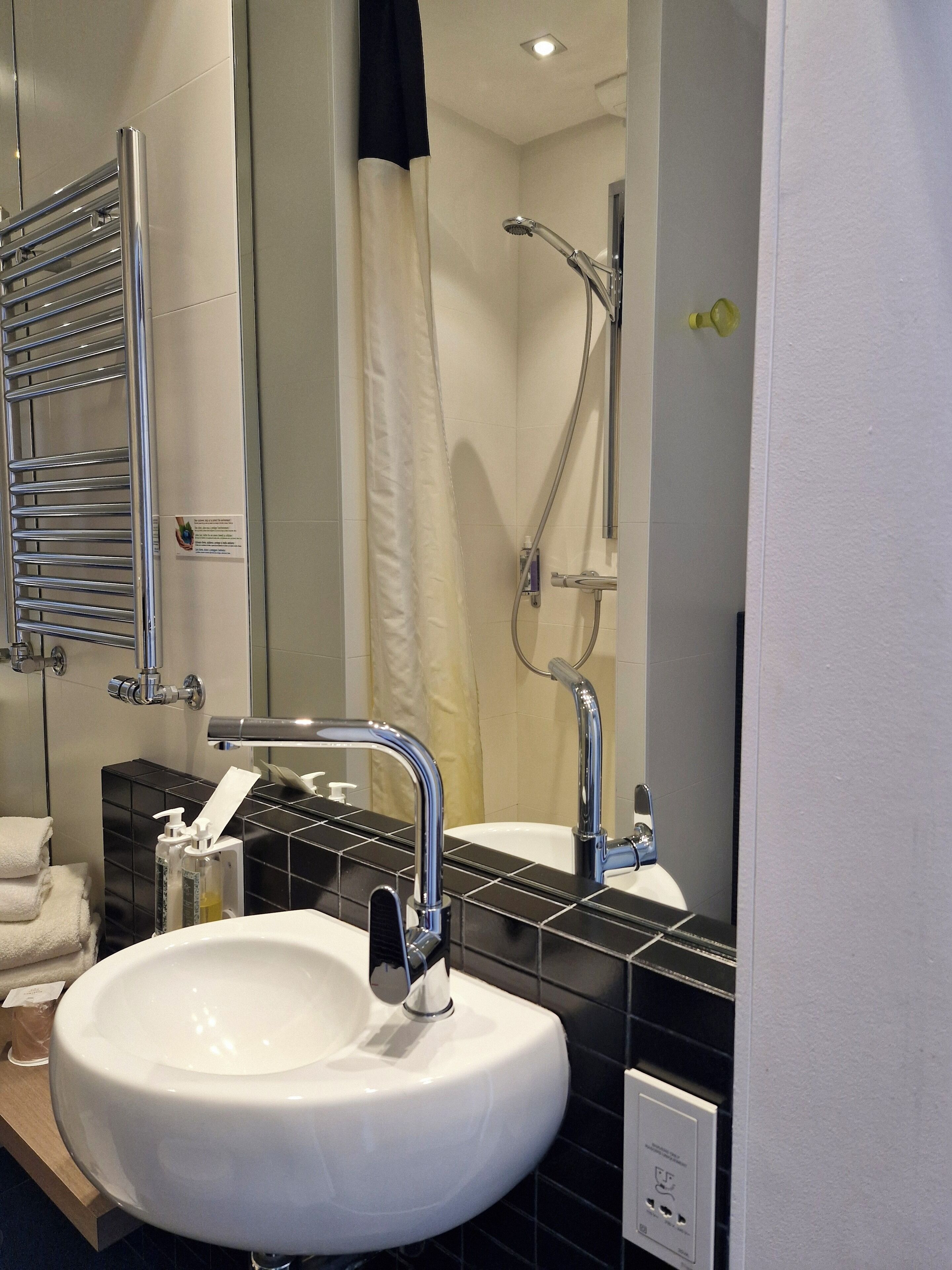 standard room (in the castle) | bathroom | shower, free toiletries, hair dryer, towels