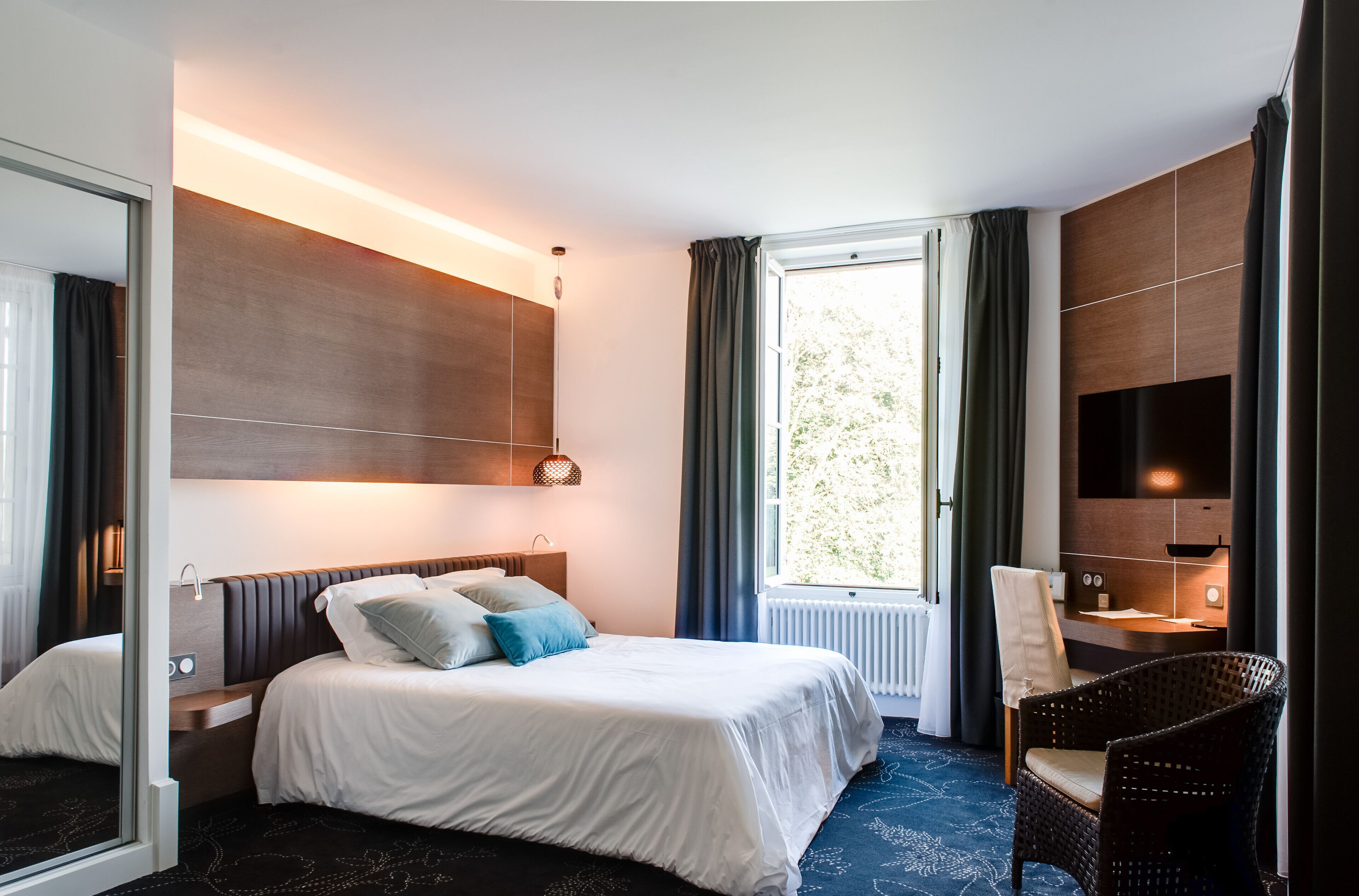 Blackout drapes, free WiFi, bed sheets