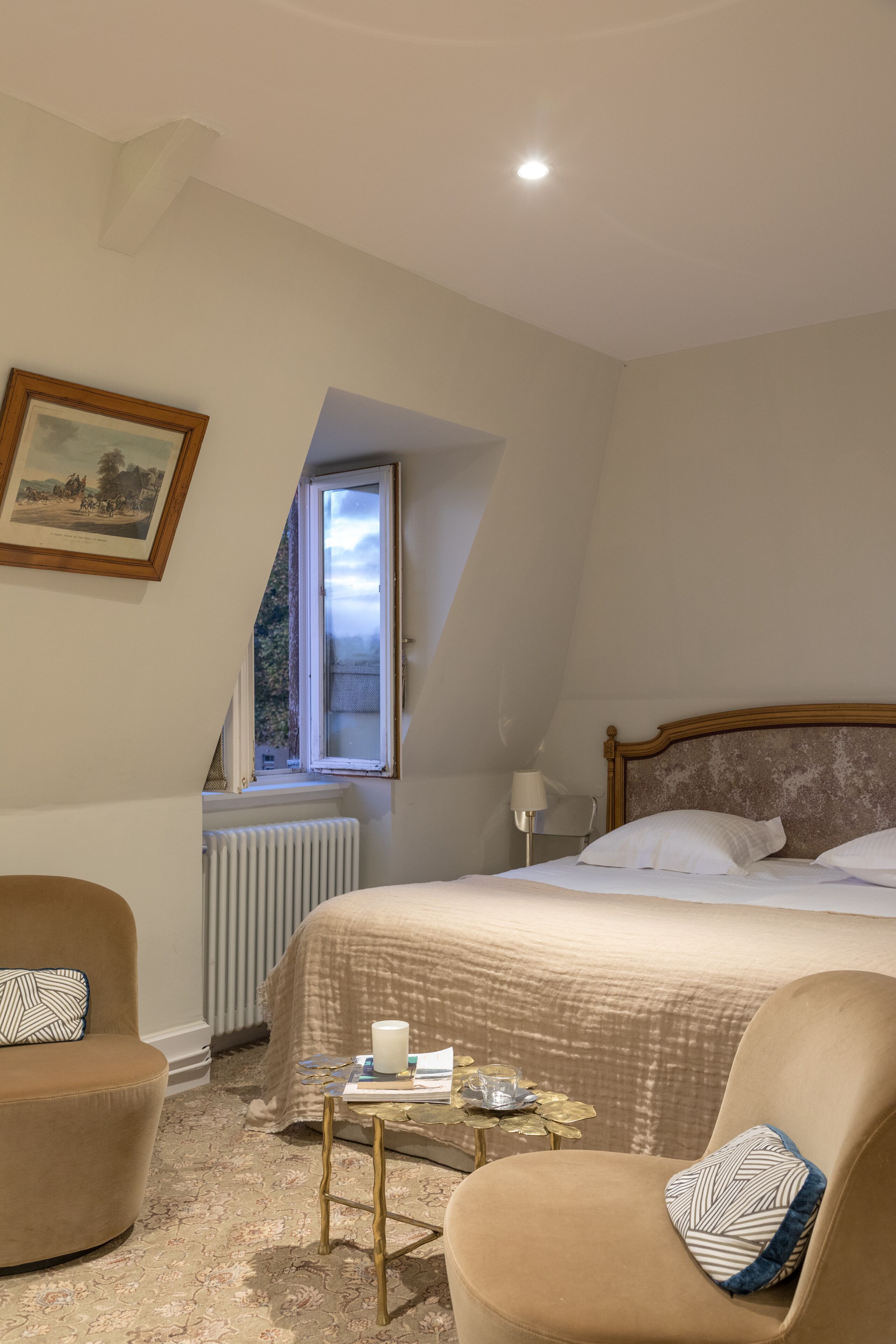 Blackout drapes, free WiFi, bed sheets