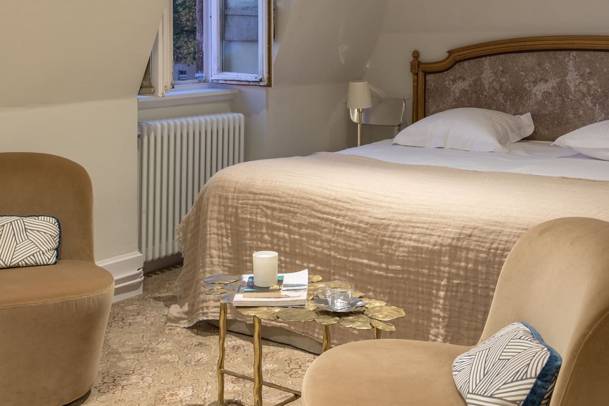 Blackout drapes, free WiFi, bed sheets