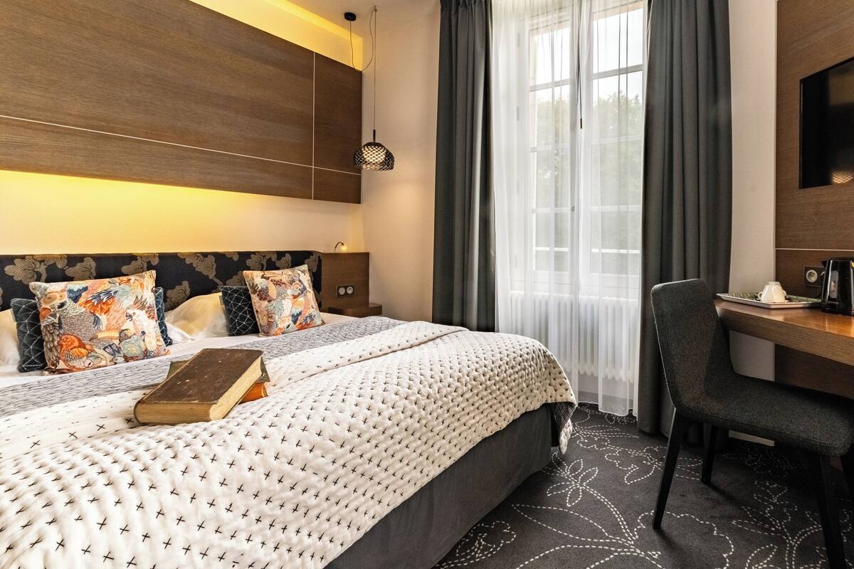 Blackout drapes, WiFi (free), bed sheets